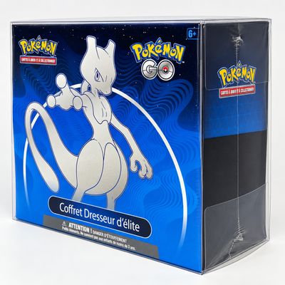 La boîte est transparente et contient une figurine de Pokémon blanche.