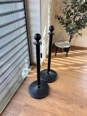 Deux poteaux en métal noir