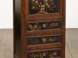 une image représentant une commode en bois ornée de fleurs