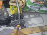 un tas de sacs et d'outils par terre