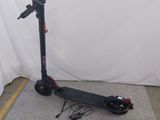 un scooter posé par terre devant un mur