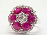 une photo d'une bague sertie d'un diamant rose et blanc, posée sur une surface blanche