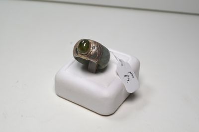 une bague en argent ornée d'une pierre verte