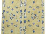 une paire de tapis chinois ornés de motifs floraux bleus et jaunes