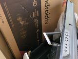 un tas d'appareils électroniques rangés dans un carton