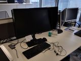 un bureau d'ordinateur équipé de deux écrans et d'un clavier