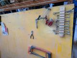 beaucoup d'outils accrochés au mur du garage