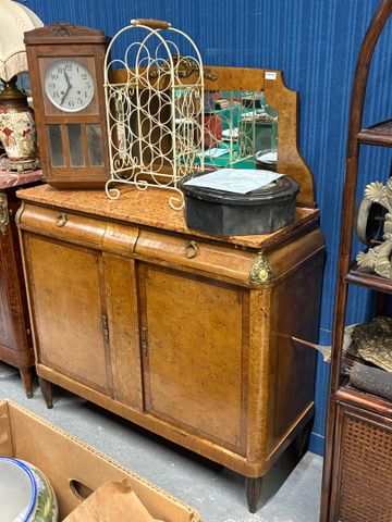 Buffet vers 1925, ouvrant à deux portes et 2 tiroirs en partie ba...