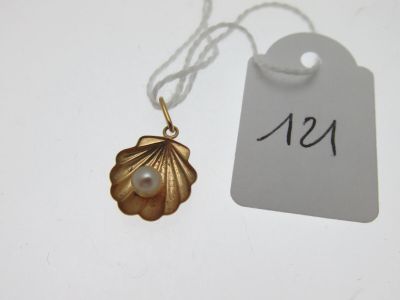 une photo d'un collier avec une perle au milieu