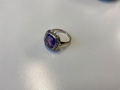 Bague en argent sertie au centre d'une pierre de couleur dan…