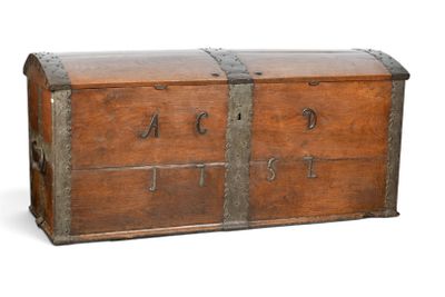 un vieux coffre en bois muni de sangles métalliques