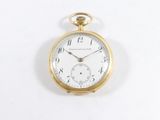 une montre de poche en or avec un cadran blanc sur une surface blanche