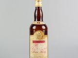 une vieille bouteille d'alcool posée sur une table