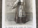 une vieille photo représentant une femme en robe tenant un plateau avec de la nourriture