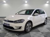 une Volkswagen e-Golf blanche garée sur un sol à damier