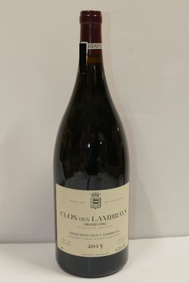une bouteille de vin posée sur une table