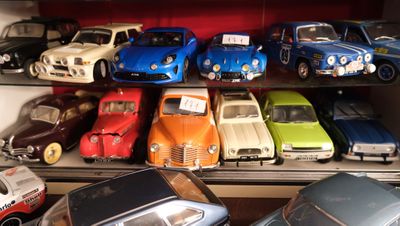 beaucoup de petites voitures sur une étagère dans une pièce