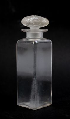 LALIQUE, flacon de parfum en verre à bouchon décoré et dégag…