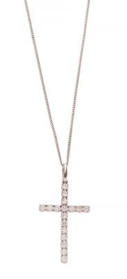 un pendentif en forme de croix en argent avec une chaîne, sur fond blanc