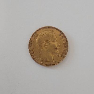 une image d'une pièce d'or sur une surface blanche