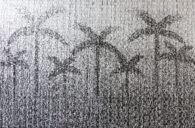 une photo en noir et blanc représentant un groupe de croix sous la pluie