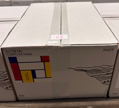 trois cartons de nourriture posés sur une table dans un magasin