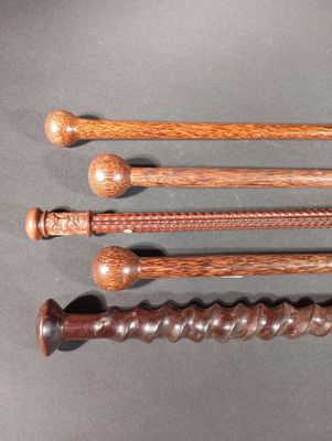 Lot de cinq cannes en bois exotique : une au pommeau rond en… - Photo 1
