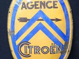 panneau publicitaire jaune et bleu orné d'un logo en forme de chevron