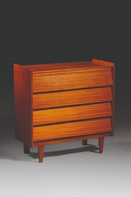 une photo d'une commode dans une pièce