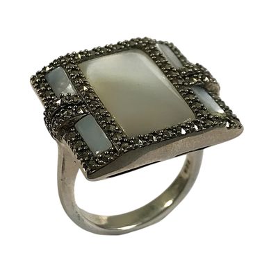 BAGUE en argent 925/1000 et nacre, stylisée Art Déco, tour d…
