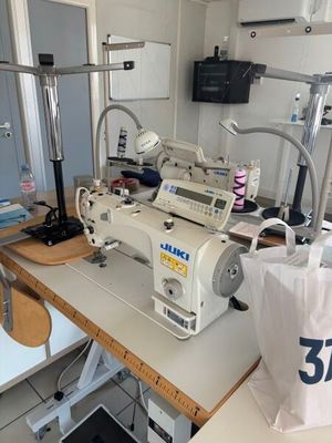 une machine à coudre posée sur une table dans une pièce