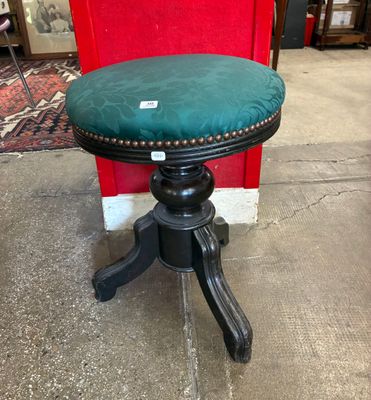 Tabouret à vis en bois peint noir.