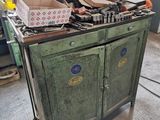 une armoire verte sur laquelle sont posées plusieurs boîtes