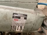 gros plan d'une machine posée sur une table