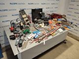 une table sur laquelle sont posés des outils, devant un mur