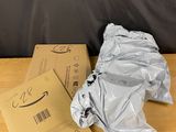 une image d'un sac de feuilles d'argent posé sur une table en bois