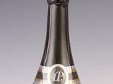 gros plan d'une bouteille de champagne sur une table