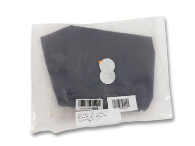 un sac noir orné d'un pingouin et d'un code-barres