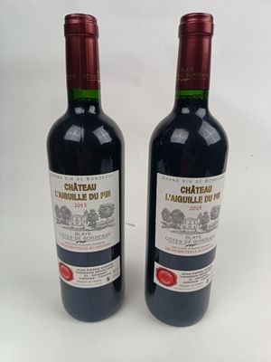 deux bouteilles de vin posées l'une à côté de l'autre sur une table