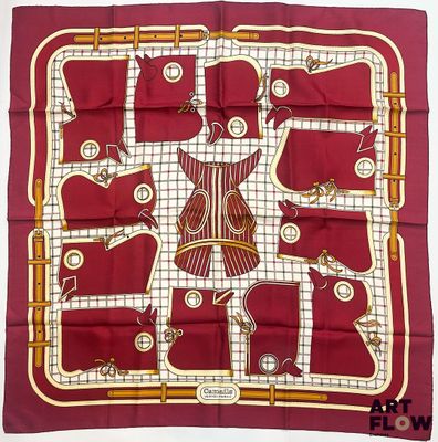 un gros plan sur un foulard carré rouge et blanc orné d'un motif