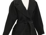 Une veste noire avec une ceinture est présentée sur un mannequin, un mannequin, un mannequin, un mannequin, un mannequin, un mannequin, un mannequin, un mannequin, un mannequin, un mannequin, un mannequin, un mannequin, un mannequin, un mannequin, un mannequin, un mannequin, un mannequin, un mannequin, un mannequin, un mannequin, un mannequin, un mannequin, un mannequin, un mannequin, un mannequin, un mannequin, un mannequin, un mannequin, un mannequin, un mannequin, un mannequin, un mannequin, un mannequin, un mannequin