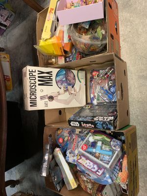 Lot de jouets divers dont microscope.