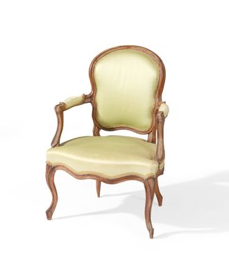 une image représentant une chaise dont l'assise est recouverte d'un tissu vert