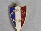 gros plan d'un badge sur une surface blanche