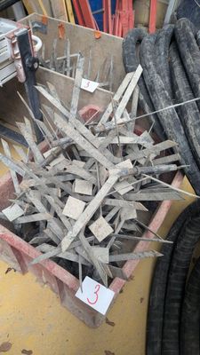 un tas de copeaux de bois dans une caisse posée par terre