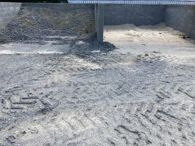 un tas de gravier au milieu d'un parking