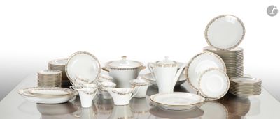 une table avec beaucoup d'assiettes et de tasses