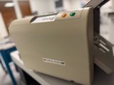 une photo d'une imprimante posée sur un bureau