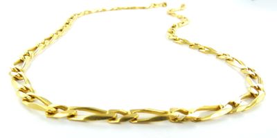 gros plan d'un collier en chaîne en or sur fond blanc