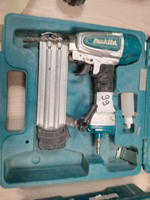 une boîte bleue contenant une agrafeuse et une agrafeuse